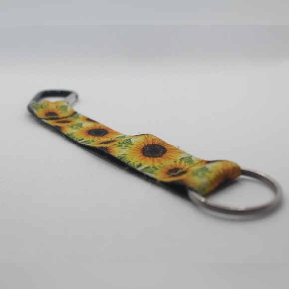 🍀 3/$15 Sunflower Pattern Keychain with Black Carabiner - Picture 2 of 4